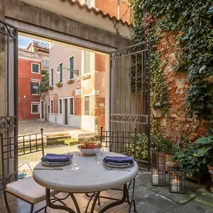 Apartment Garden Mansion With Private Mooring R&r, Venice